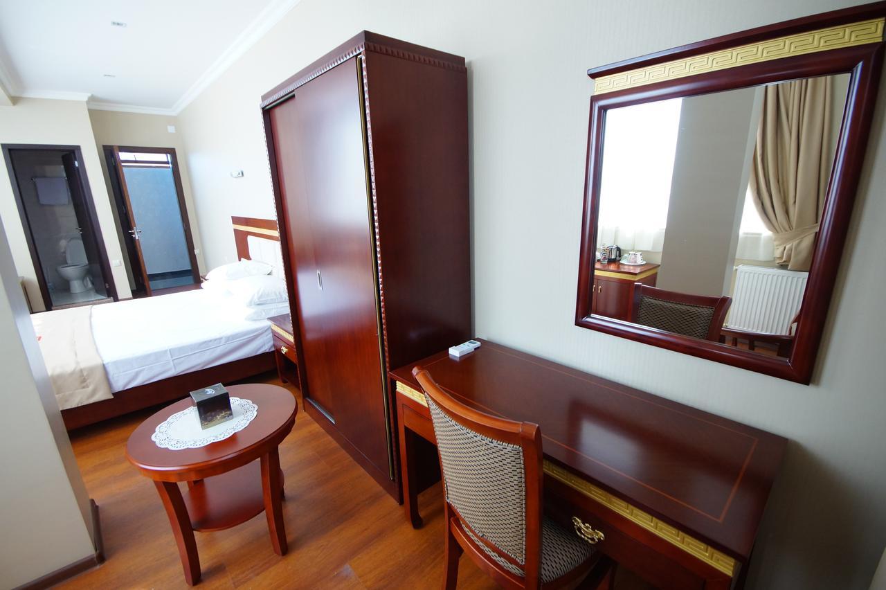 Hotel 725 Batoemi Buitenkant foto